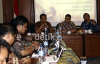Ketua Mahkamah Konstitusi Mahfud MD, Praktisi dan pengamat Hukum, Refli Harun (kiri) dan Ketua Umum ISNU Ali Masykur (tengah) menjadi pembicara pada diskusi panel Ahli dengan topik hukum, keadilan dan tertib sosial di kantor PBNU. Ramses/detikcom.