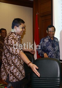 Ketua Mahkamah Konstitusi Mahfud MD bersama Ketua Umum ISNU Ali Masykur saat tiba di ruang diskusi. Ramses/detikcom.
