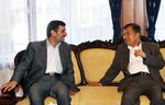 Senyum Persahabatan JK-Ahmadinejad