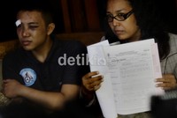 Dalam jumpa pers ini, Mef didampingi Kuasa hukumnya Putri Deyesi.