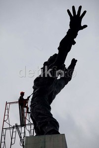 Patung tersebut terbuat dari perunggu dengan berat kurang lebih 8 ton.