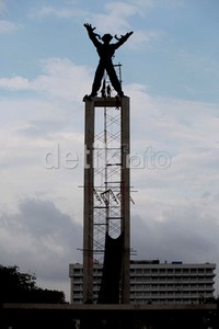 Patung tersebut setinggi kurang lebih 11 meter.