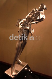 Patung bertajuk She karya Rifki Andhika Prakarsa.