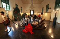 Para siswa tampak antusias menyaksikan pameran ini.