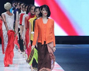 Kebaya Obin & Parade Busana Muslim Ramaikan Hari ke-6 JFW 2013