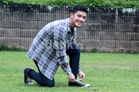 Dibalut kaos hitam, kemeja kotak-kotak, dan celana jeans, Morgan tampil santai.