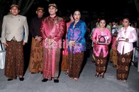 Rombongan keluarga KRHT Tedjodiningrat Brotoasmoro tiba di kediaman Reisa.