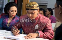 KRHT Tedjodiningrat Brotoasmoro menandatangani berkas-berkas dari KUA Lawean.