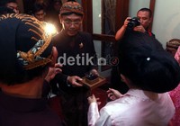 Bukan seperti layaknya penukaran cincin yang dilakukan pria untuk wanita, kali ini masih diwakilkan untuk melingkarkan cincin di masing-masing jari kedua calon pasangan.