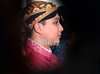 KRHT Tedjodiningrat Brotoasmoro terlihat sumringah saat bertemu dengan sang pujaan hati, Reisa Kartikasari.
