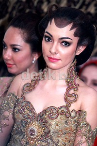 Dibalut dengan kebaya berwarna coklat muda, Reisa Kartikasari terlihat sangat cantik.