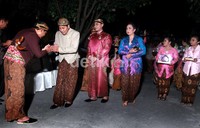 Setelah datang tepat pukul 19.45 WIB, rombongan keluarga KRHT Tedjodiningrat Brotoasmoro memasuki rumah Reisa.