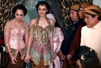 Beberapa lama berselang, Reisa Kartikasari pun muncul dari dalam kamar tidurnya.