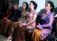 Dibalut dengan kebaya berwarna coklat muda, wanita kelahiran Malang itu terlihat sangat cantik.