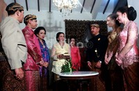 Setelah keduanya saling bertemu dilakukanlah prosesi penukaran cincin.