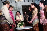 Reisa Kartikasari dan KRHT Tedjodiningrat Brotoasmoro melakukan prosesi tukar cincin.