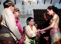 Reisa Kartikasari dan KRHT Tedjodiningrat Brotoasmoro melakukan prosesi tukar cincin.