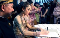 Reisa menandatangani berkas-berkas dari KUA Lawean
