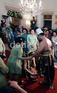 Reisa membasuh kaki sang suami untuk pertama kalinya.