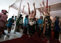 Dalam acara saweran tersebut, tak hanya sejumlah uang koin masa kini yang dilemparkan oleh keduanya tapi juga ada beberapa koin kuno dari berbagai negara seperti Malaysia, Singapura dan Thailand.