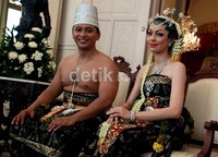 KRHT Tedjodiningrat Brotoasmoro dan Reisa tak dapat menyembunyikan wajah bahagia mereka.
