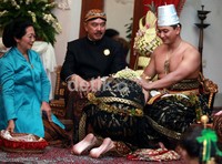 Senyuman bahagia tak pernah lepas dari KRHT Tedjodiningrat Brotoasmoro.