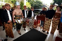 Dengan menggunakan dodotan, Tedjo terlihat sangat gagah dan tampan.