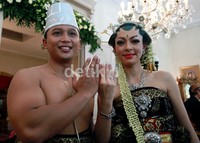 Reisa dan sang suami memamerkan cincin pernikahan mereka.