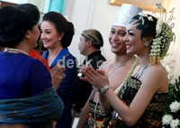 Senyuman bahagia tak pernah lepas dari Reisa dan KRHT Tedjodiningrat Brotoasmoro.