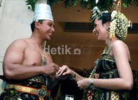 Wajah bahagia pun terpancar dari keduanya.