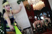 Dengan menggunakan dodotan, Tedjo terlihat sangat gagah dan tampan.