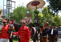 Dengan menaiki kuda berwarna hitam Tedjo terlihat sangat bahagia dan gagah.