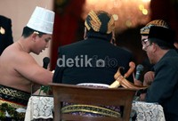 Meski harus mengucap ijab kabul sebanyak dua kali, namun akhirnya pria yang profesi sebagai pengusaha itu mampu melantangkan ijab dengan suara keras dan pasti.