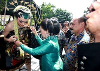 Jika Tedjo menaiki kuda, lain cerita dengan Reisa yang diboyong masuk ke Ndalem Muryoningratan menggunakan kereta kuda yang diiringi para abdi dalem.