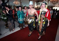 Dengan mas kawin seperangkat alat salat dan mas kawin logam mulia seberat 99 gram, Puteri Indonesia 2010 runner up 1 resmi dipinang oleh salah satu anggota kerajaan.