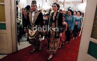 Kedua mempelai memasuki ruang pelaminan.