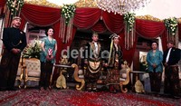 Tedjo-Reisa didampingi kedua orangtua mereka menyambut tamu yang hadir.