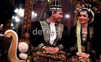 Kedua mempelai terlihat bahagia.