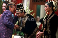 Keduanya mendapatkan ucapan selamat dari SISKS Paku Buwono XIII Hangabehi.