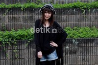 Aelke menambahkan aksesori topi di kepalanya.