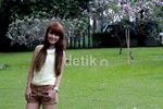 Senyum Manis Devi Eks Cherrybelle