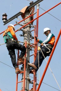 Petugas PLN saat sedang melakukan Pekerjaan Dalam Keadaan Bertegangan (PDKB). Pekerjaan ini menuntut kerjasama tim, kemampuan teknis serta keberanian karena melakukan pekerjaan yang memiliki resiko tinggi karena terkait bahaya sengatan arus listrik bertegangan tinggi yang sewaktu-waktu membahayakan jiwa petugas. (Agus Trimukti/Humas PLN).