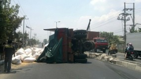 Gandengan Truk Terguling Timpa Motor