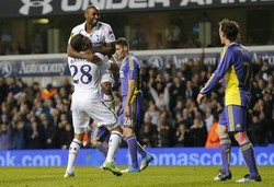 Jermain Defoe merayakan golnya. NK Maribor hanya mampu membalas 1 gol lewat Robert Beric. REUTERS/Andrew Winning.