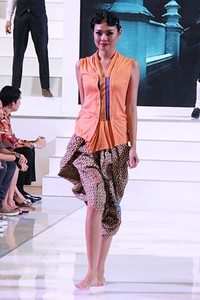 Iwet Ramadhan TikShirt. Gazia Glitz & Glam. Jakarta Fashion Week 2013 at Plaza Senayan. Jakarta. [Foto: Mohammad Abduh/Wolipop]