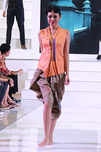 Iwet Ramadhan TikShirt. Gazia Glitz & Glam. Jakarta Fashion Week 2013 at Plaza Senayan. Jakarta. [Foto: Mohammad Abduh/Wolipop]