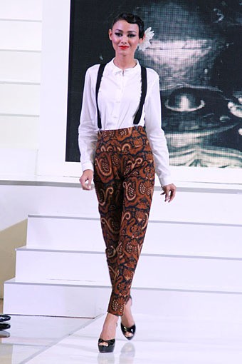 Iwet Ramadhan TikShirt. Gazia Glitz & Glam. Jakarta Fashion Week 2013 at Plaza Senayan. Jakarta. [Foto: Mohammad Abduh/Wolipop]