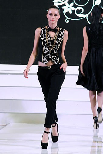 Luna Maya Luna Maya for Hardware. Gazia Glitz & Glam. Jakarta Fashion Week 2013 at Plaza Senayan. Jakarta. [Foto: Mohammad Abduh/Wolipop]