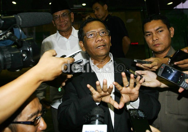 Mahfud: Komentar Saya Sama dengan Denny yang Sebut Istana Pilar Korupsi Mahfud: Komentar Saya Sama dengan Denny yang Sebut Istana Pilar Korupsi
