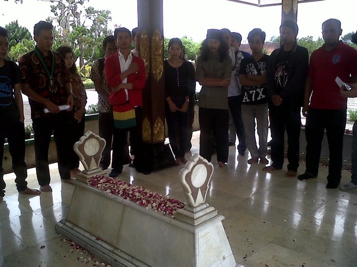 Puluhan Mahasiswa Tabur Bunga di Makam Pahlawan Soedirman